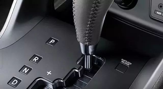 油门无法回位要如何保命,油门突然失灵怎么处理