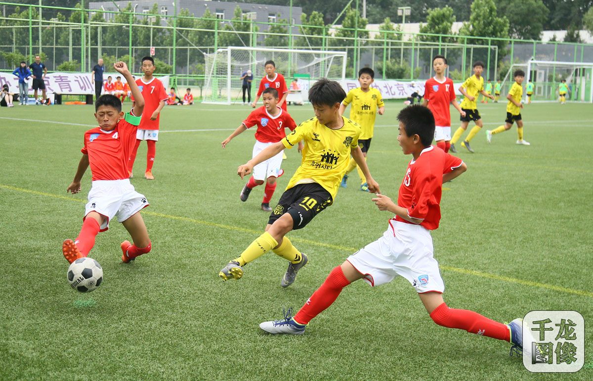 2019中韩足球少年绿茵场上过六一高鑫青训基地切磋球技比高低