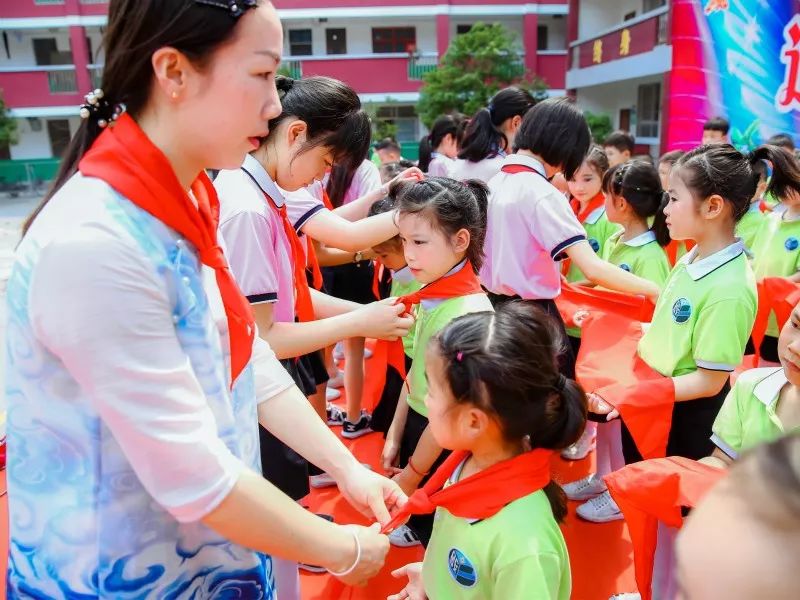 谷城县实验小学举行庆六一文艺汇演暨少先队入队仪式活动