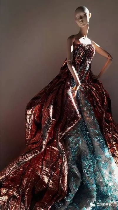 用布料给洋娃娃做衣服,手工高定时装