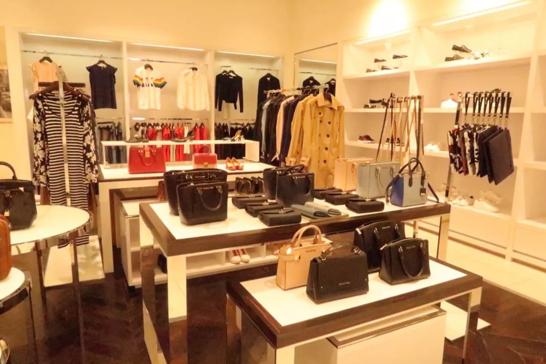 年轻姑娘霸占试衣间2小时，却只挑店里最丑的衣服试穿，还发朋友圈......