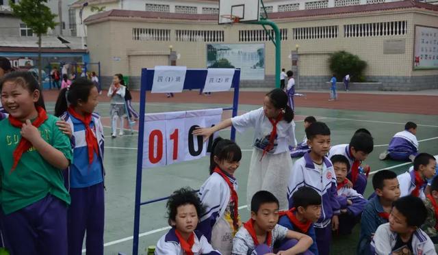 信阳市第一实验小学举行第三届校长杯足球赛