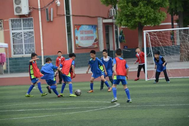 信阳市第一实验小学举行第三届校长杯足球赛