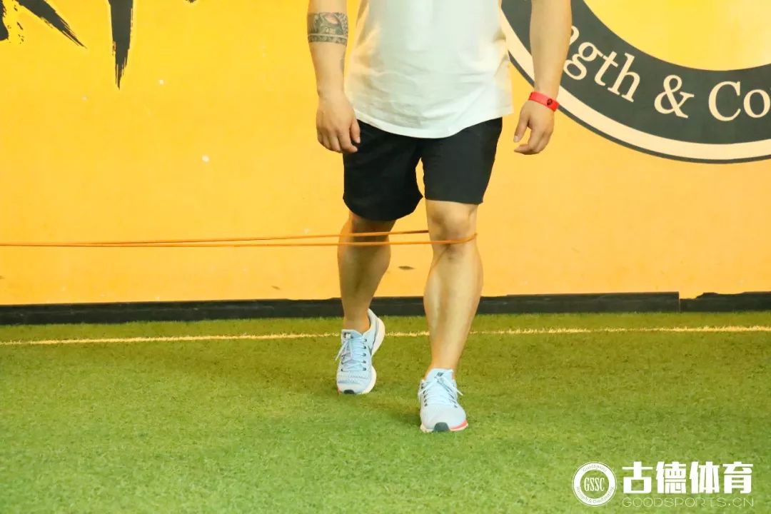 大腿根部嘎嘣响是怎么回事,大腿根内部关节咯嘣响