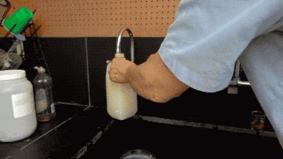 牛皮容易吹爆，但用这种普通食材泡过的气球戳不爆|科学DIY