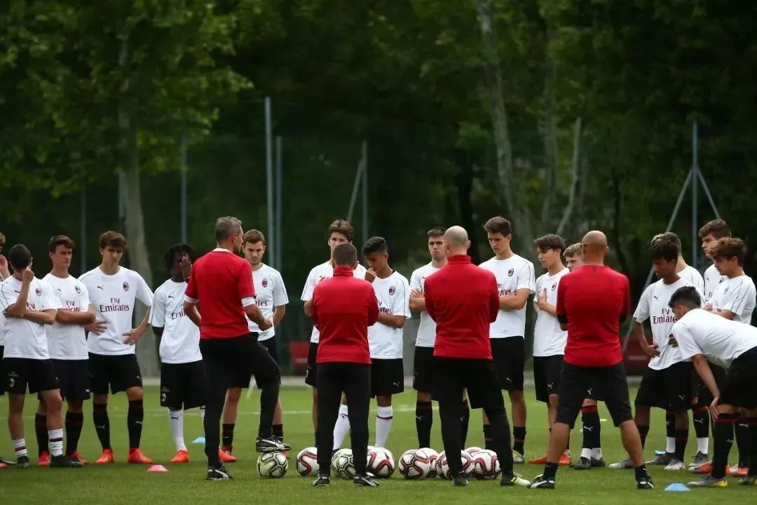 星火指南丨这个夏天，带孩子零距离接触AC米兰，感受意式人文之旅