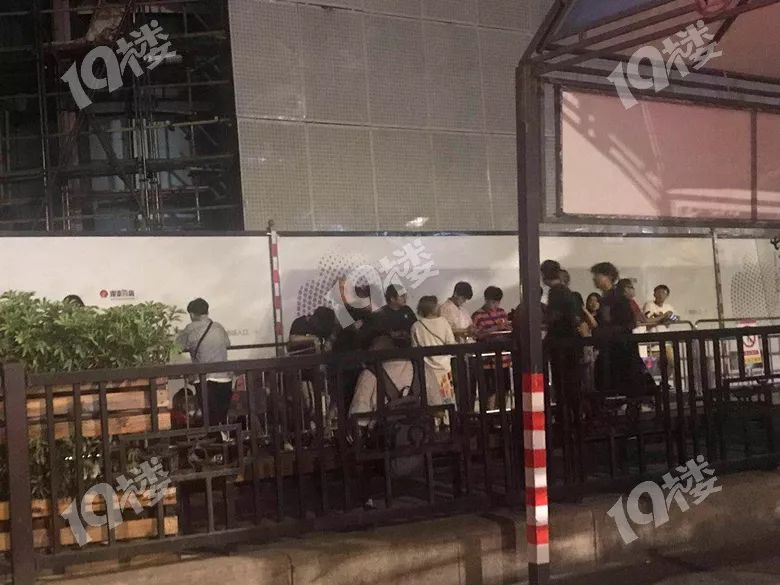 通宵打地铺为了买一双鞋？不止是杭儿风，美国、英国、澳洲……都在排！看得懂吗？