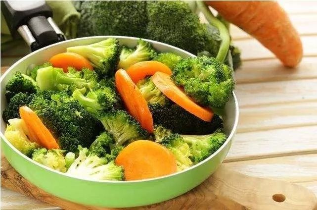 体内湿气重这三招帮你解决湿气,湿气重湿毒起疙瘩吃什么排湿最快