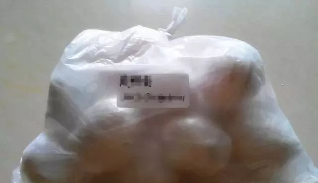 腌制咸鸭蛋，不用坛子不用水，简单几步，腌出的鸭蛋又油又沙