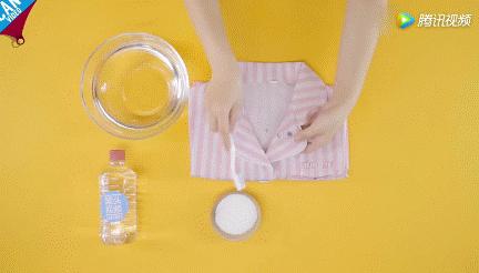 风油精滴在白色衣服上变成了绿色,风油精滴在水里衣服上都是香味