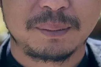 甘孜一个男人用满脸的胡子，扎痛了小女孩