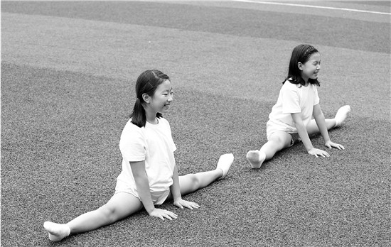 学校体育课劈叉练习,没有学过舞蹈的不会劈叉怎么办