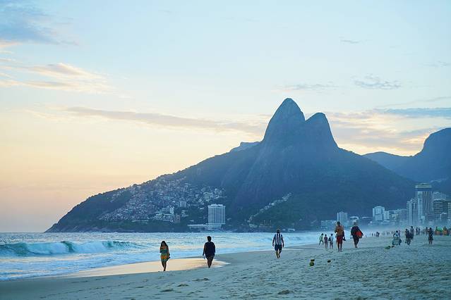 巴西是怎么成为足球王国的,巴西足球王国