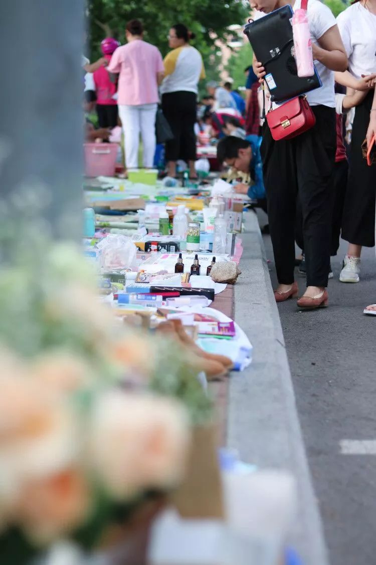 走过路过不要错过摆地摊视频,走过路过不要错过小商品商场