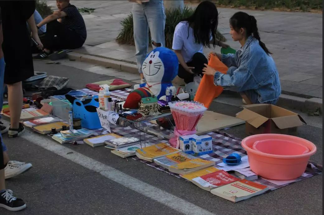 走过路过不要错过摆地摊视频,走过路过不要错过小商品商场