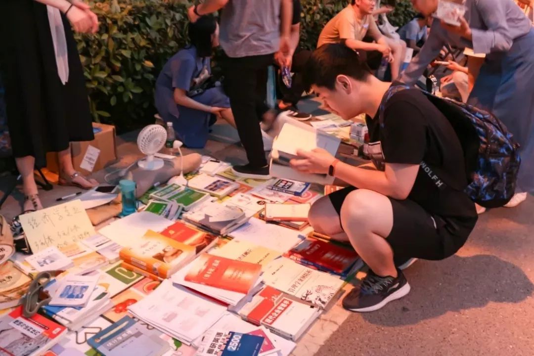 走过路过不要错过摆地摊视频,走过路过不要错过小商品商场