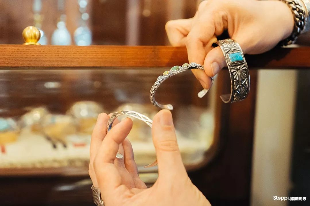 当你拿称重算钱的银饰比较之后，你就知道手工银饰贵在哪里