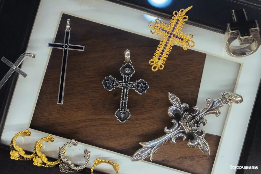 当你拿称重算钱的银饰比较之后，你就知道手工银饰贵在哪里