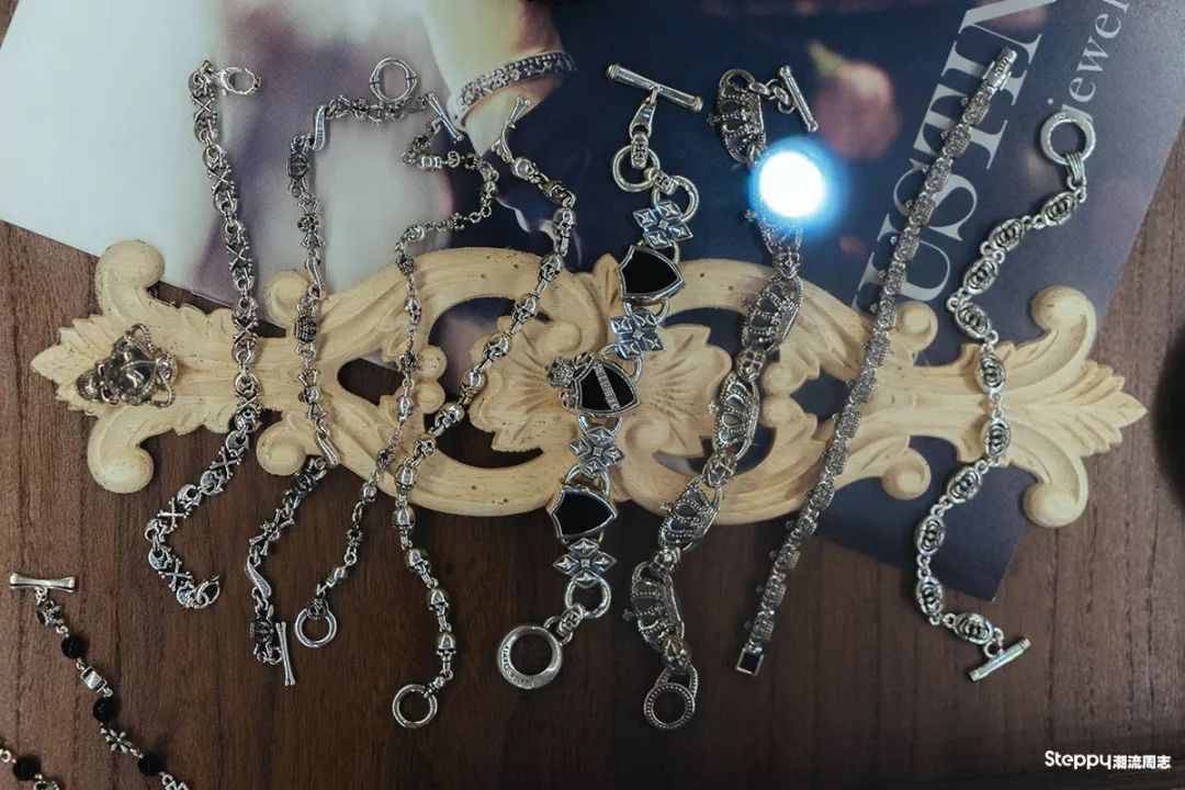 当你拿称重算钱的银饰比较之后，你就知道手工银饰贵在哪里