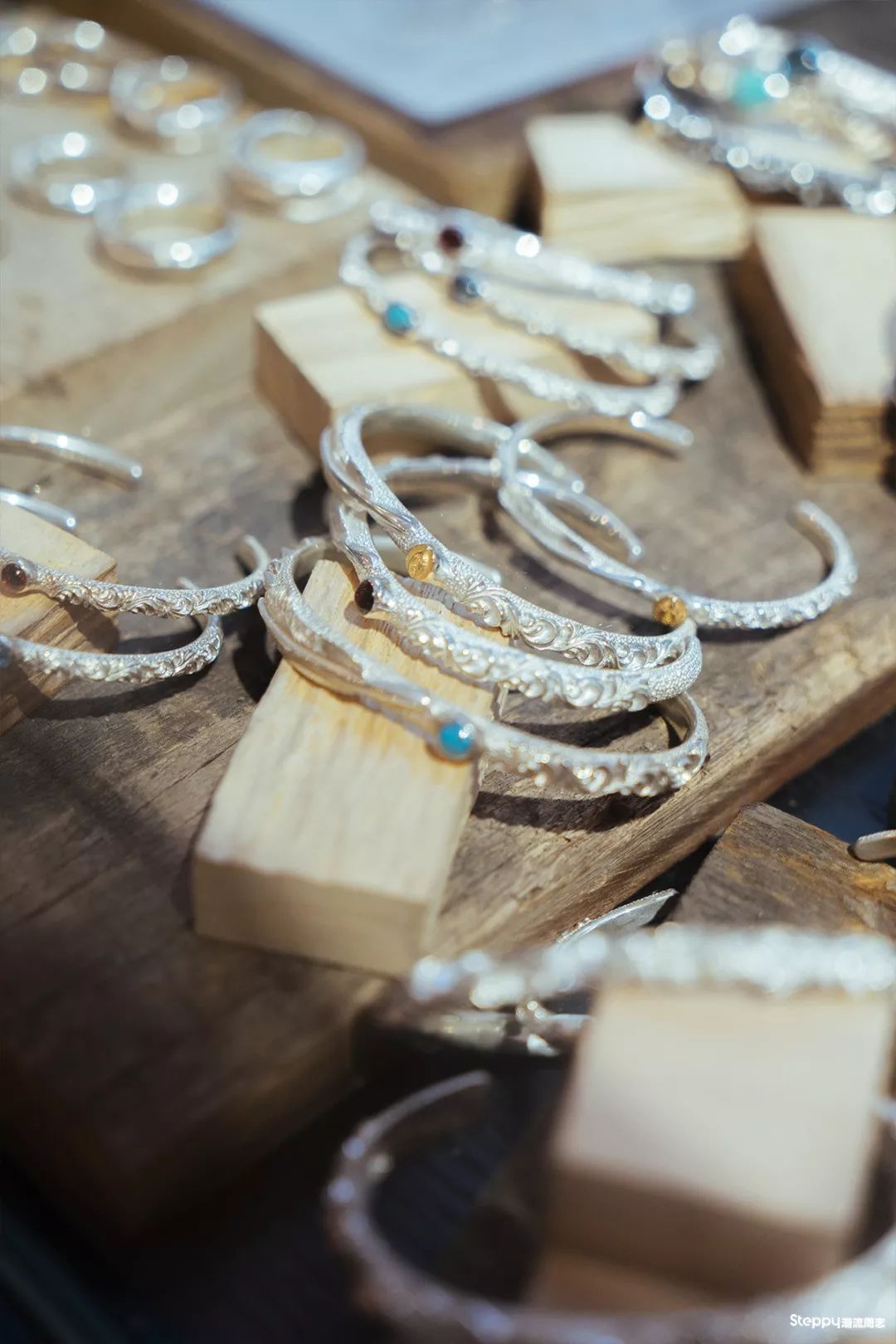 当你拿称重算钱的银饰比较之后，你就知道手工银饰贵在哪里