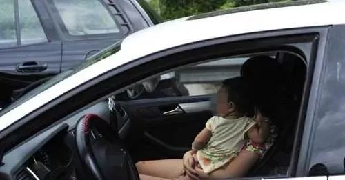 追尾婴儿被摔,急刹车小孩从后座摔下摔到头