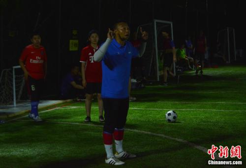 「体育广角镜」我为足球狂：野球江湖中的娘子军