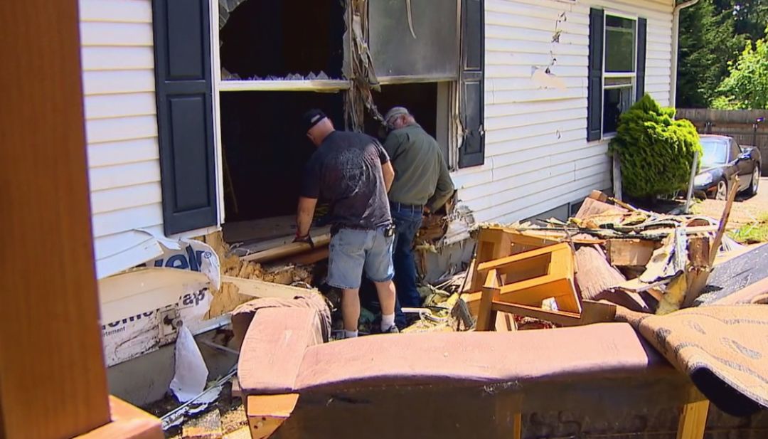 金县最危险的路口同一栋房子已第四次遭失控车辆的冲撞