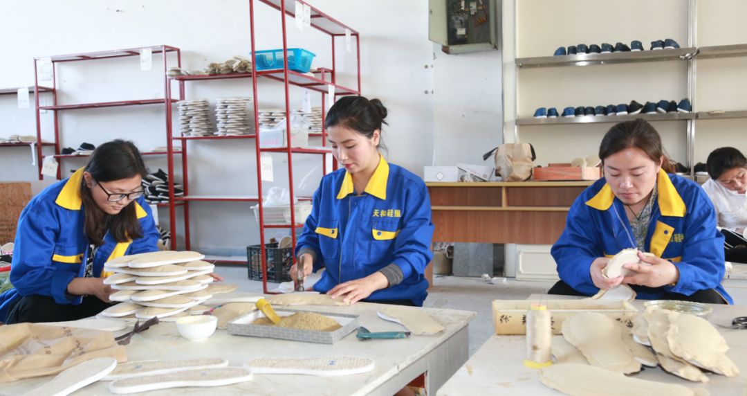 江苏非遗手工布鞋制作技艺传承人,传统布鞋手工技艺