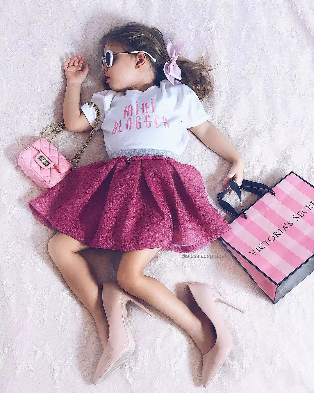 现在的成年人都怎么了,居然和小孩子抢包包