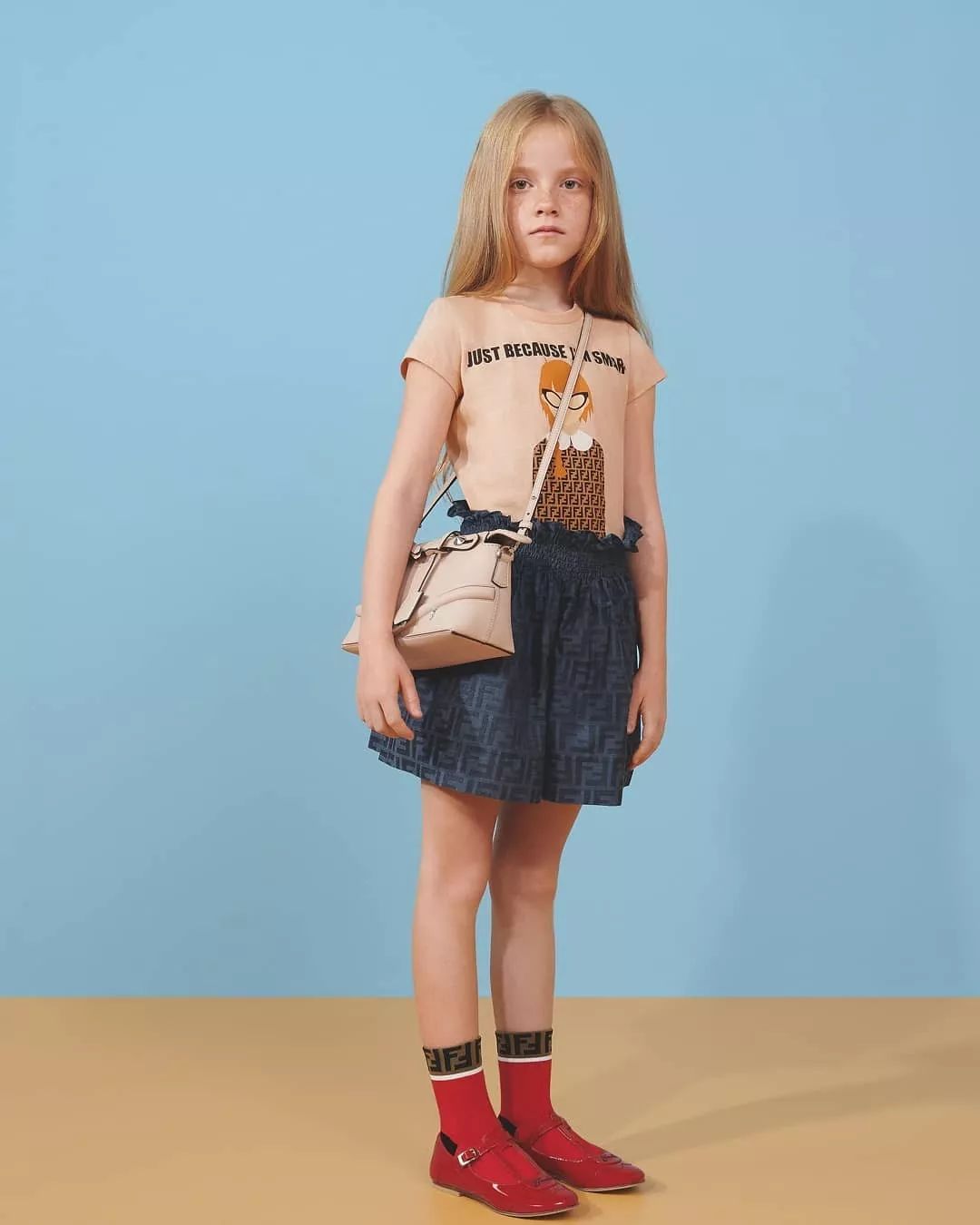 现在的成年人都怎么了,居然和小孩子抢包包