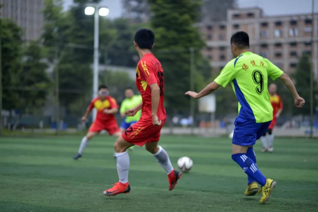 邛崃足球公益赛,我市全民健身运动会足球赛启幕