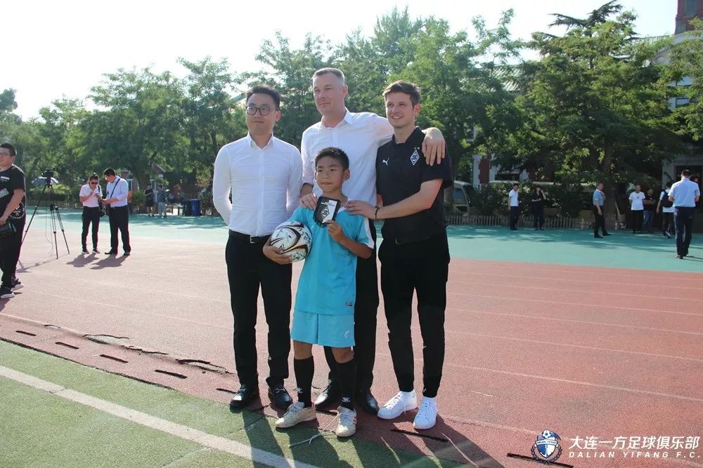 「蓝·青训」欧洲青训专家团考察万达4所基地校赞中国青训在前进