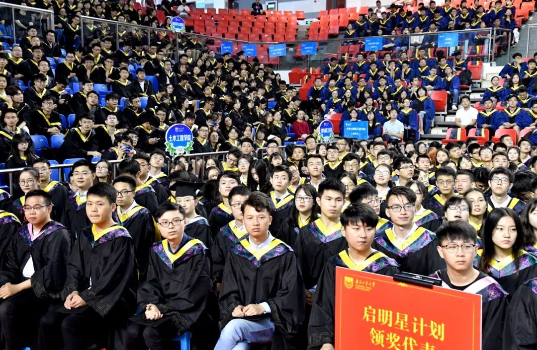 我们毕业了的感人事件,学生们毕业了感动哭了