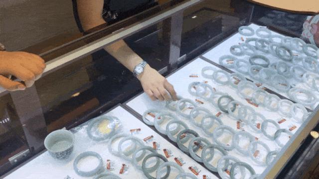 万元翡翠千元购,金店卖1万多翡翠实际价格是多少