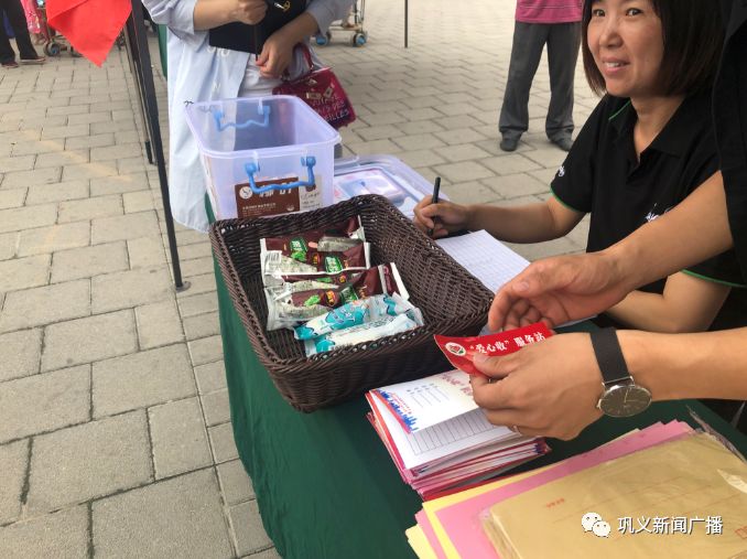 是真的！巩义街头捡烟头可以兑换文具、香皂、冰糕