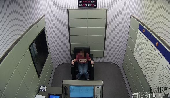 心态炸了!被奔驰宝马夹住3小时后,姑娘愤而在俩车上划了十几个字母...