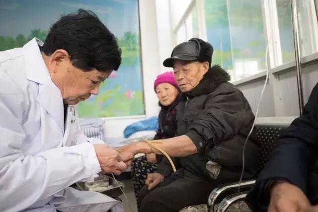 浙江杭州医生看病只收一元钱,看病只收一元的医生