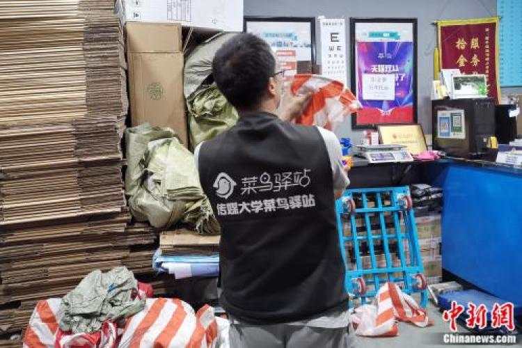 有同学寄600斤重行李回家，快递小哥：坑了我