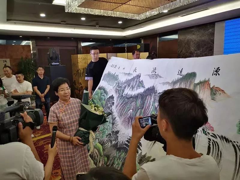 笔墨大家胡诗月献画,助力第二届青年运动会