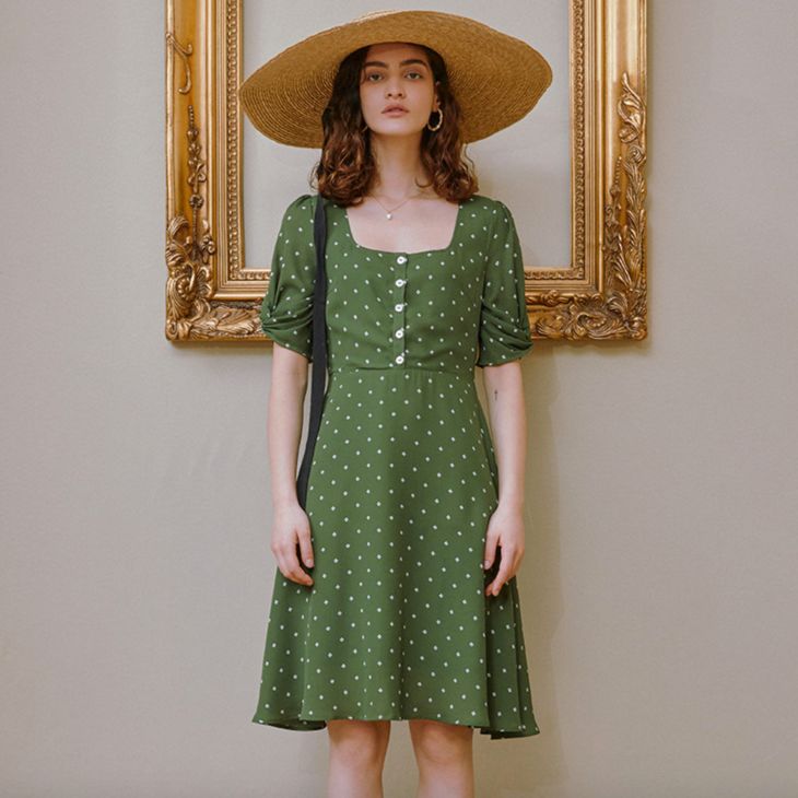 关晓彤穿绿丝绒裙大波浪,慵懒小黑裙关晓彤同款