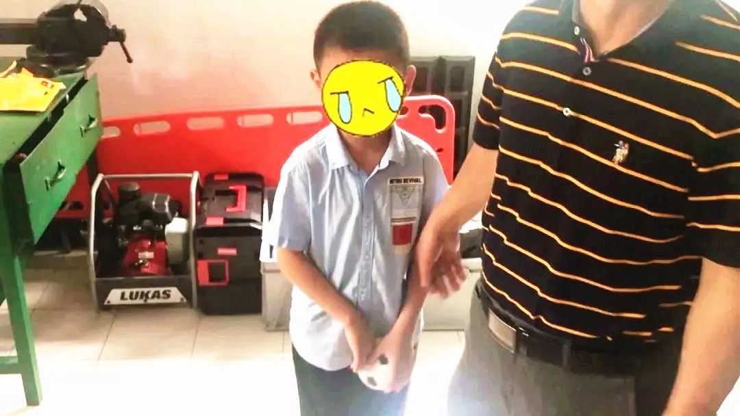 小孩手指卡在塑料圈里怎么办,小孩手指卡在塑料圈里