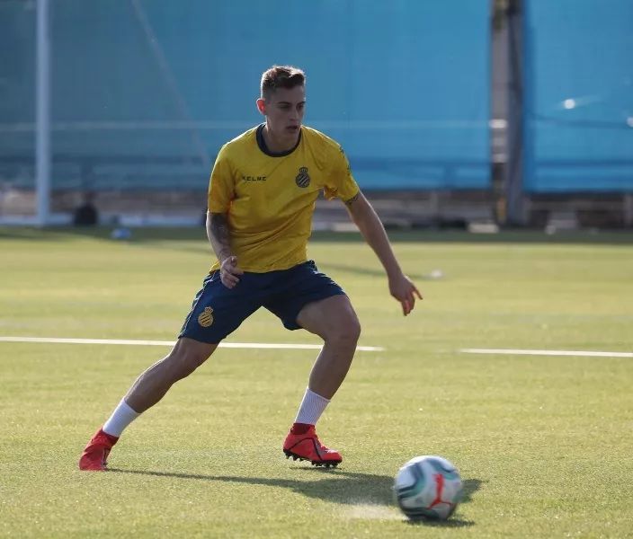 分享一下你们踢球时候的照片,晒一张你们踢球的照片