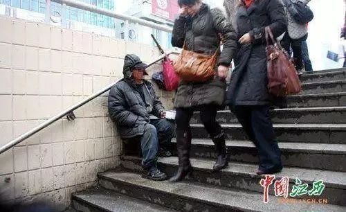 男子患尿毒症街头乞讨,南昌八一广场毁容乞讨
