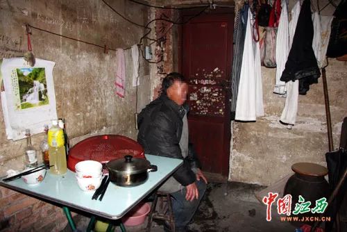 男子患尿毒症街头乞讨,南昌八一广场毁容乞讨