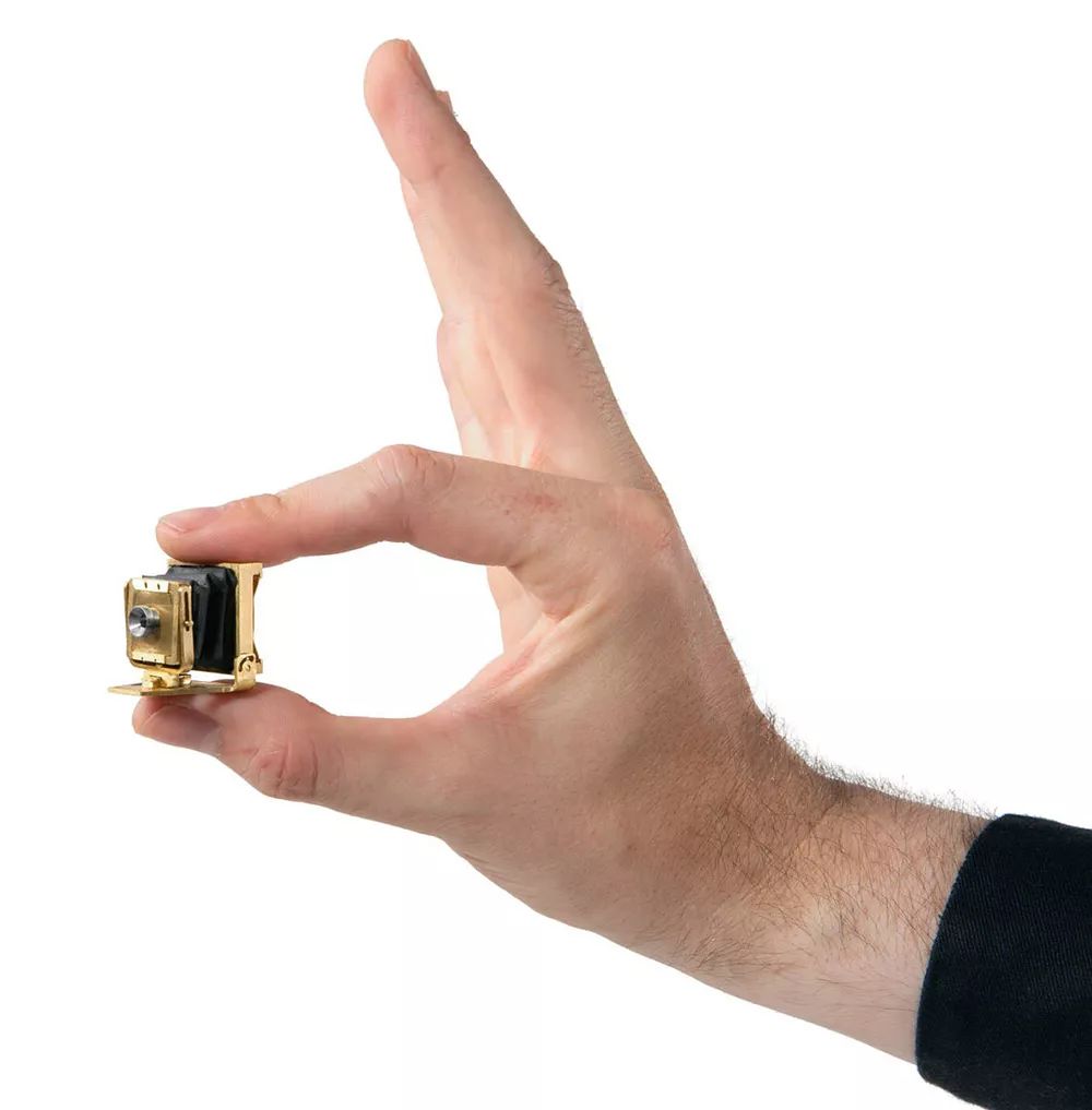 「一周影像资讯」相机迷制作出世界上最小胶片相机；蜷川实花执导电影《人间失格》九月上映