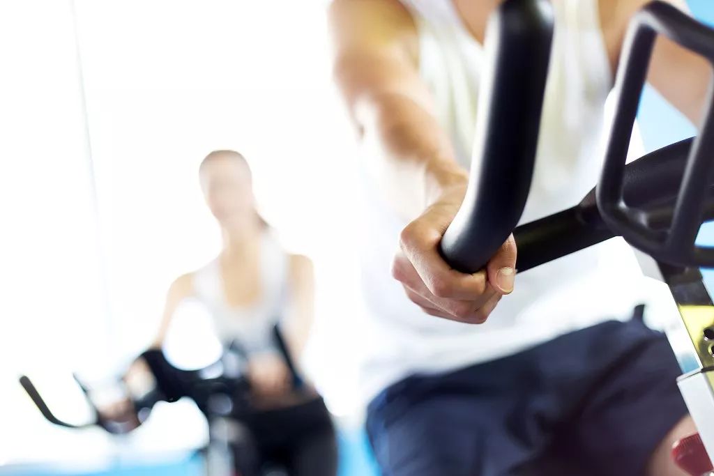 26岁小伙熬夜头晕,28岁小伙熬夜加班49小时