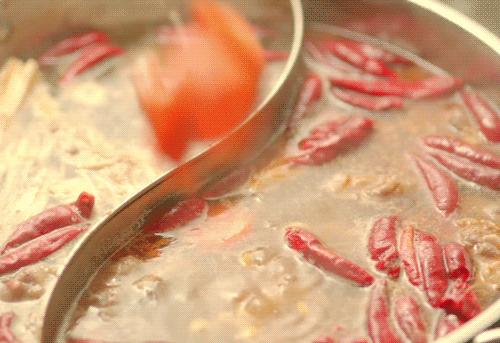 白色衣服上弄上了辣椒油怎样洗掉,衣服溅了红辣椒油怎么洗也不掉