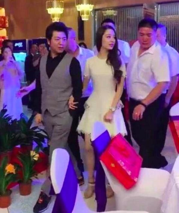 郎朗携娇妻合体现身活动大秀恩爱,郎朗吉娜秀蜂腰曲线