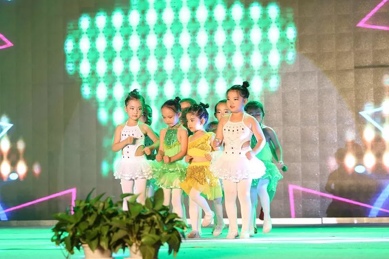 辉煌70载，娃娃送华章——我区举行喜迎建国七十周年消夏晚会