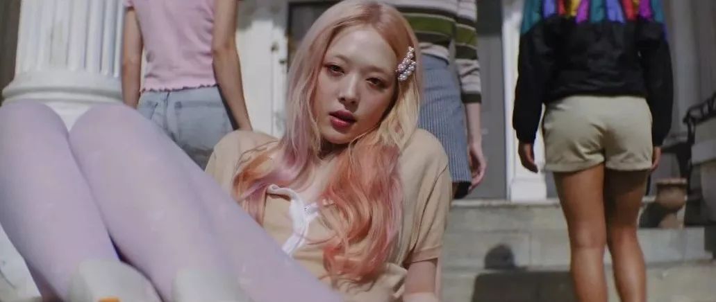 又是激凸又是露底，“蜜桃肌”的盛世美颜也有翻车时